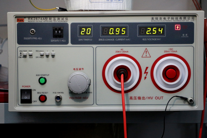 進行電感量測試的環(huán)型變壓器