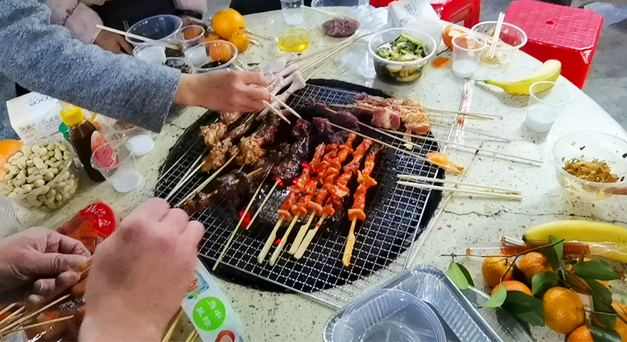 圣元伙伴各自動(dòng)手烤肉